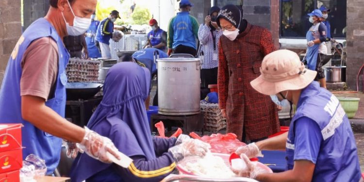 Monitoring Intensif Operasional Dapur Umum, Mensos Risma Pastikan Pemenuhan Kebutuhan Makan dan Nutrisi Masyarakat selama PPKM Darurat