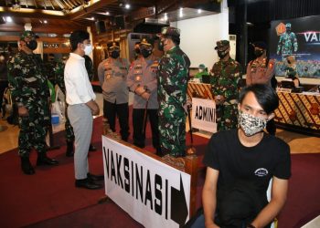 Panglima TNI dan Kapolri Tinjau Serbuan Vaksinasi di Solo