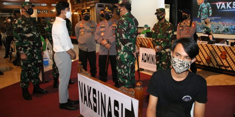 Panglima TNI dan Kapolri Tinjau Serbuan Vaksinasi di Solo