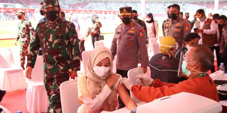 Panglima TNI dan Kapolri Tinjau Vaksinasi Massal di SUGBK