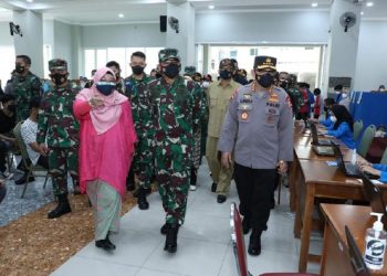 Panglima TNI-Kapolri Pantau Vaksinasi di Kampus hingga Mal di Jakarta