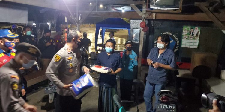 Patroli Melakukan Skala Besar Bagikan Bansos, TNI-Polri Cek Kepatuhan Prokes Warga