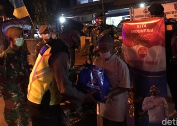 Patroli Sambil Berbagi, TNI-Polri Bagikan Sembako ke Warga Lamongan