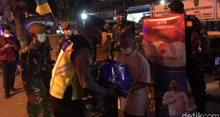 Patroli Sambil Berbagi, TNI-Polri Bagikan Sembako ke Warga Lamongan