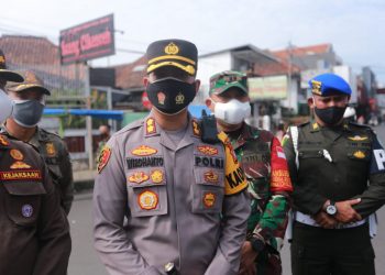 Polri Bersama Forkopimda Kab. Garut Berikan Bantuan Sosial Peduli Covid-19 Kepada Warga PKL Yang Terdampak PPKM Darurat