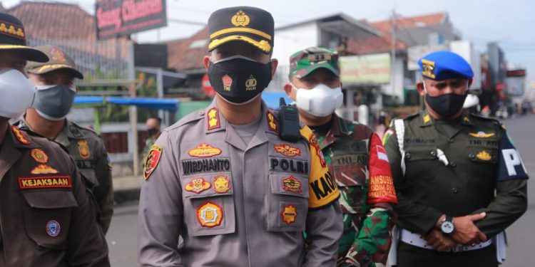 Polri Bersama Forkopimda Kab. Garut Berikan Bantuan Sosial Peduli Covid-19 Kepada Warga PKL Yang Terdampak PPKM Darurat