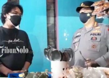 Tak Hanya Pantau Vaksin di Kota Solo, Panglima TNI dan Kapolri Juga Bagi-Bagi Sembako ke Rakyat