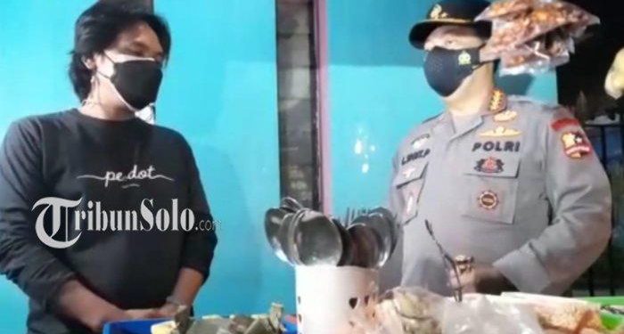 Tak Hanya Pantau Vaksin di Kota Solo, Panglima TNI dan Kapolri Juga Bagi-Bagi Sembako ke Rakyat