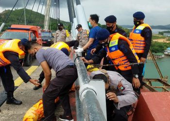 Tim SAR Brimob Polda Kepri Evakuasi Temuan Mayat di Jembatan 1 Barelang