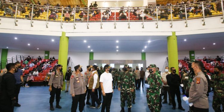 Tinjau Vaksinasi Massal di Bandung, Kapolri dan Panglima Minta Perusahaan dan Pekerja Patuhi Aturan PPKM Darurat