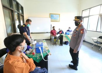 Tinjau Vaksinasi Persis Bandung, Kapolri : Tetap Patuhi Prokes