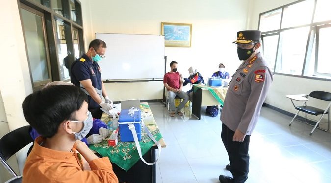 Tinjau Vaksinasi Persis Bandung, Kapolri : Tetap Patuhi Prokes