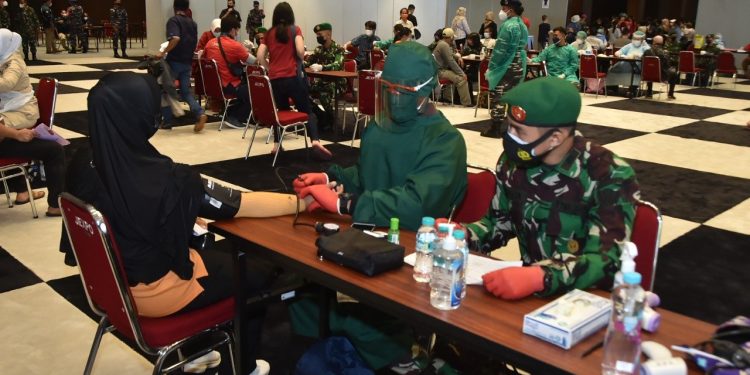 TNI Terus Gencarkan Serbuan Nakes Dukung Akselerasi Vaksinasi dan PPKM Mikro