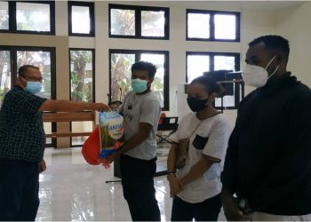 Polda Maluku Bagikan Sembako, Masker dan Anakan Tanaman Untuk Mahasiswa Papua