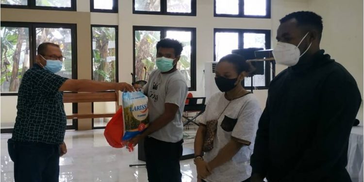 Polda Maluku Bagikan Sembako, Masker dan Anakan Tanaman Untuk Mahasiswa Papua
