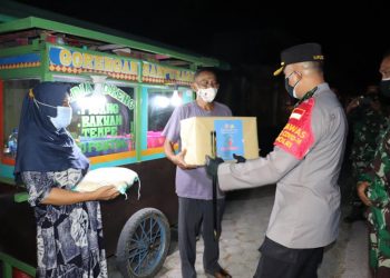 Tidak Hanya Terapkan Prokes, Polisi Juga Beri Bantuan Sosial