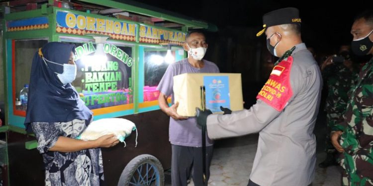 Tidak Hanya Terapkan Prokes, Polisi Juga Beri Bantuan Sosial