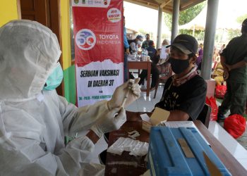 Perjuangan TNI – Polri dan Nakes untuk Vaksinasi di wilayah terpencil