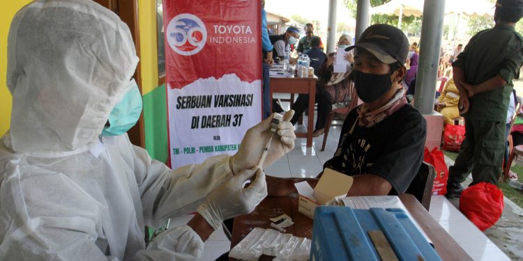 Perjuangan TNI – Polri dan Nakes untuk Vaksinasi di wilayah terpencil