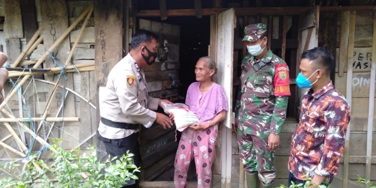 Bhabinkamtibmas bersama Babinsa Bagikan Bansos ke Desa Pian Raya