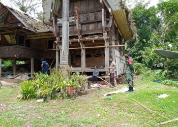 Bhabinkamtibmas dengan satgas Covid-19 Salurkan Bantuan Sembako