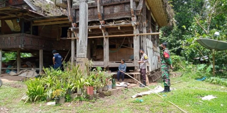 Bhabinkamtibmas dengan satgas Covid-19 Salurkan Bantuan Sembako