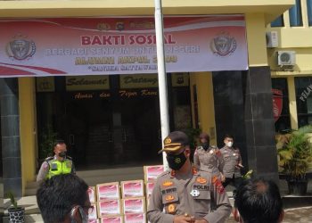 Kapolres Pessel Akpol Angkatan 2000 “Sanika Satyawada” Bagikan Bansos 100 Paket Untuk Masyarakat dan Komunitas Ojek Painan. Bakti Alumni Yang Terdampak Pandemi