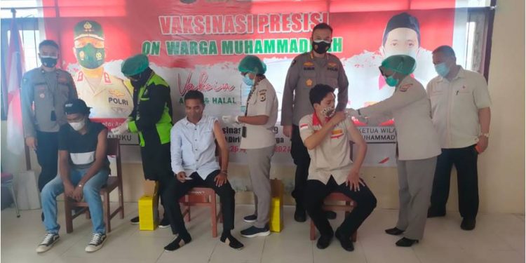 Rangkul Muhammadiyah, Polda Maluku Vaksinasi 308 Orang Warga