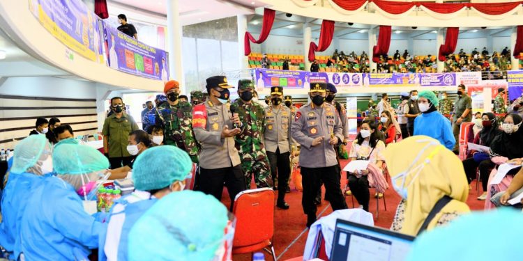 Kapolri Pantau Vaksinasi di Kaltim dan Minta Warga Untuk Dirawat di Tempat Isolasi Terpusat