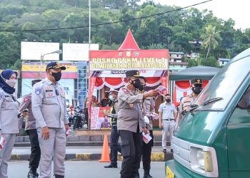 Kakorlantas Tinjau Vaksinasi  dan Penerapan PPKM Level 4 di Papua
