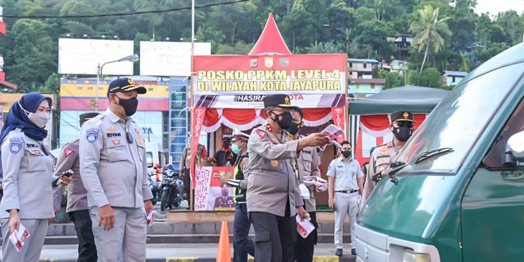 Kakorlantas Tinjau Vaksinasi  dan Penerapan PPKM Level 4 di Papua