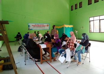 Bhabinkamtibmas Polsek Bayan Pantau Pelaksanaan Vaksinasi