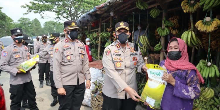 Personel Polres Serang Bagikan Bansos Untuk Pedagang Pasar Banjarsar