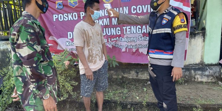 Bhabin Tanjung Tengah Pantau  Posko PPKM