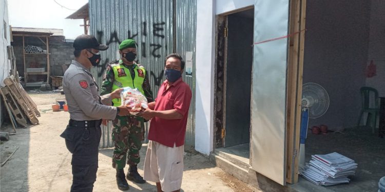 Polres Pasuruan Kota Salurkan Bansos Beras Kepada Masyarakat Yang Terdampak Covid-19