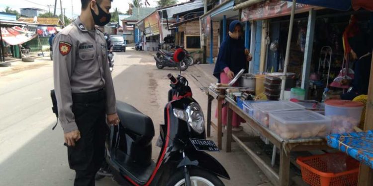Polres Bontang Pantau dan Perketat Prokes di Pasar Tradisional