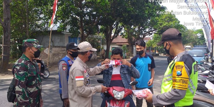Antisipasi Penyebaran Virus, Polsek Bululawang Gelar Operasi Masker