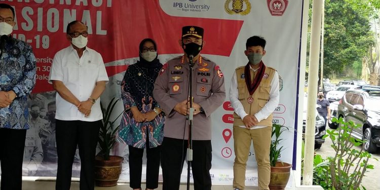 Kapolri Listiyo Sigit Prabowo Awasi Pelaksanaan Vaksinasi di IPB Dramaga