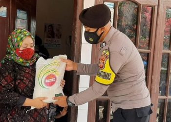 Polri antusias bagikan Bansos kepada warga terdampak Covid 19 secara Door to Door ditengah PPKM Darurat