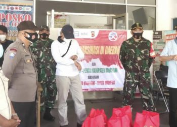 TNI-Polri di Karawang Kembali Salurkan Bantuan Kepada Warga Terdampak Covid 19 Ditengah PPKM Darurat
