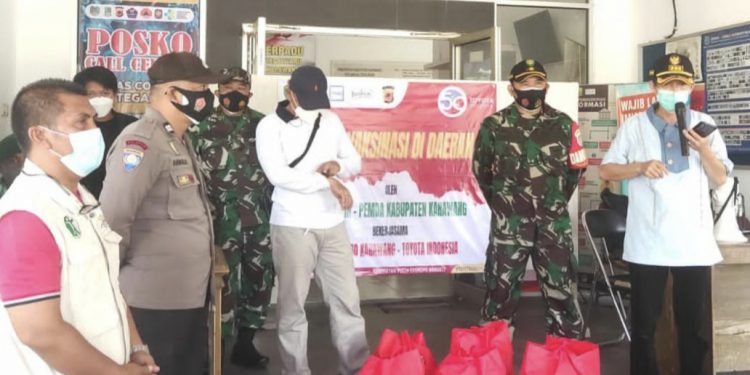 TNI-Polri di Karawang Kembali Salurkan Bantuan Kepada Warga Terdampak Covid 19 Ditengah PPKM Darurat