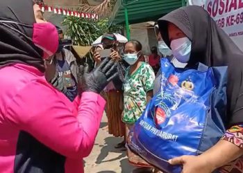 Polda Lampung Laksanakan Pembagian Makanan untuk Warga Terdampak Covid-19 dan PPKM