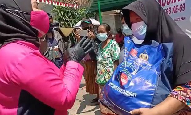 Polda Lampung Laksanakan Pembagian Makanan untuk Warga Terdampak Covid-19 dan PPKM