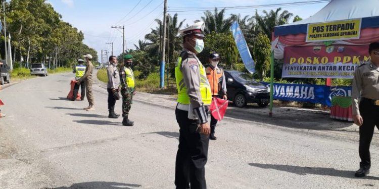 Polres Sergai Membuka 2 Pos Penyekatan PPKM, 48 Kendaraan Diperiksa, 8 Orang Diberikan Sanksi Push Up