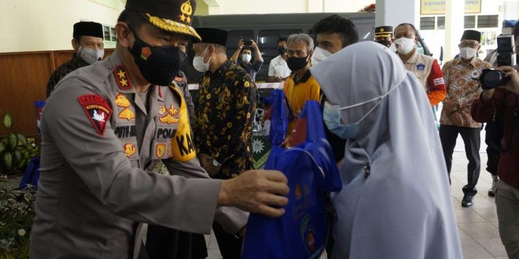 Kapolda Bali Bagikan bantuan 1 Ton Beras Kepada PW Muhammadiyah Provinsi Bali