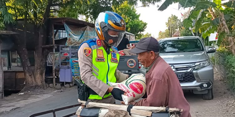Sinergitas TNI – POLRI berikan bansos bagi masyarakat terdampak Covid-19
