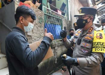 Gandeng HMI, Polri Bagikan Bansos PPKM Level 4 Untuk Mahasiswa Rantau di Ciputat