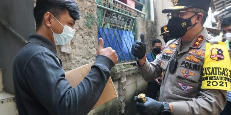 Gandeng HMI, Polri Bagikan Bansos PPKM Level 4 Untuk Mahasiswa Rantau di Ciputat