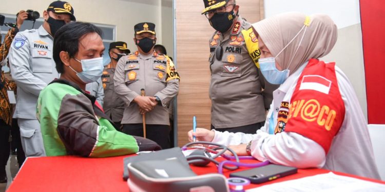Kakorlantas Cek Vaksinasi dan Bakti Sosial Untuk Pengemudi Industri-Ojol