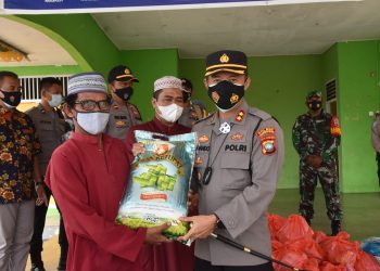 Kapolres Tanjungpinang berikan 50 paket bantuan sosial di Pulau Penyengat